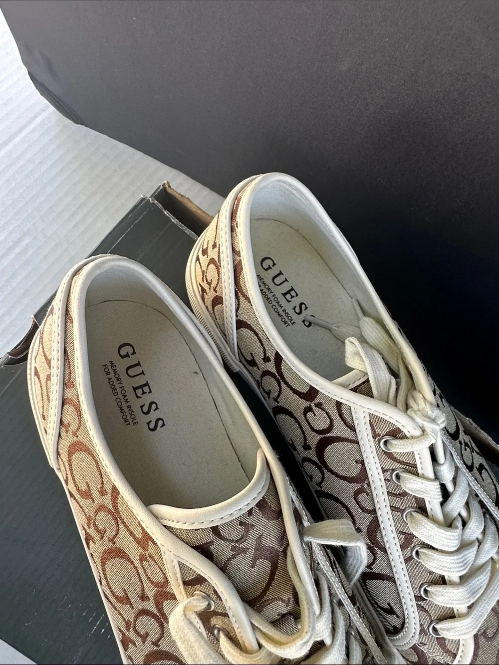 New Guess Men’s Tan and Brown Logo Sneakers SZ 12